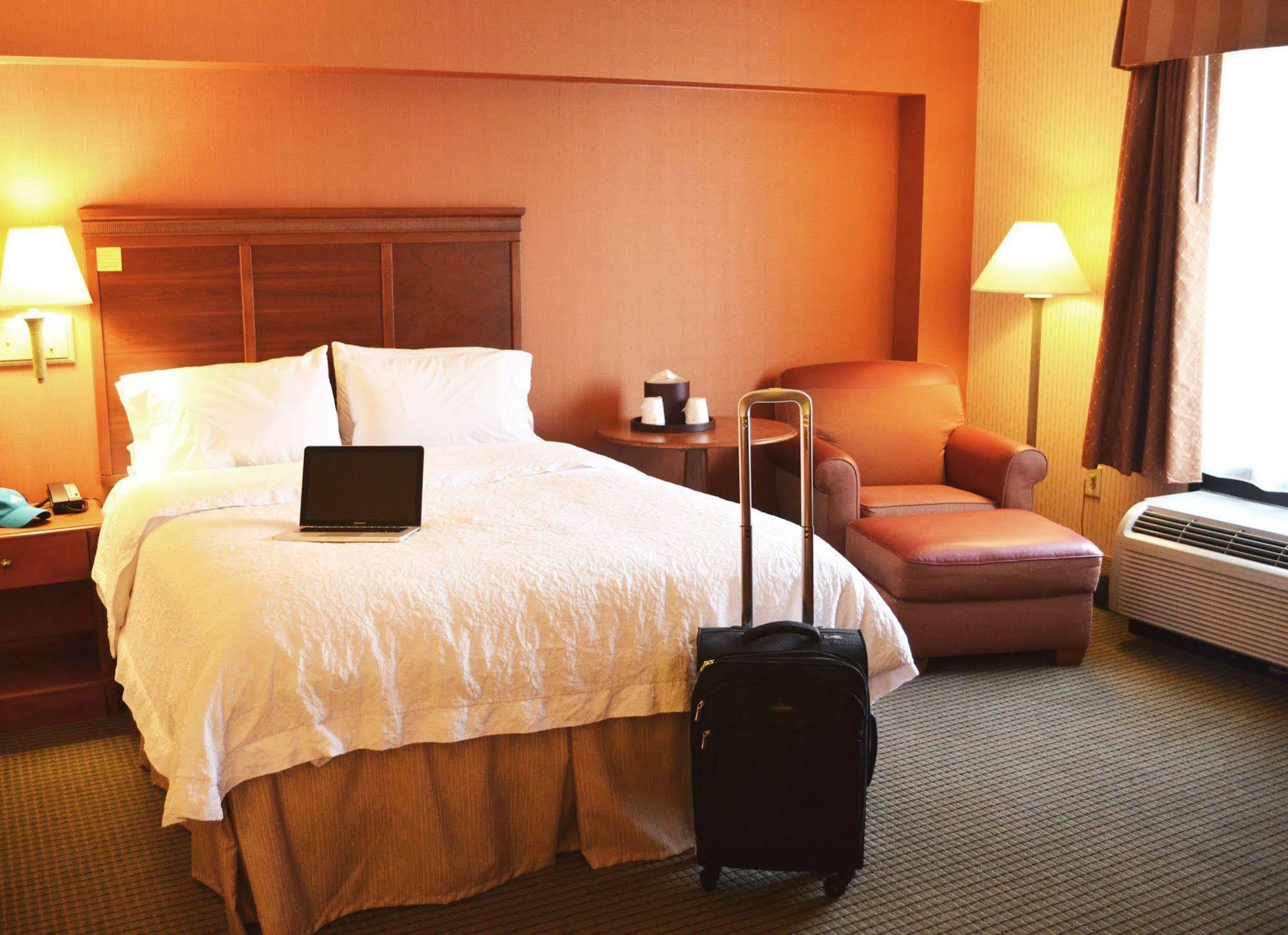 Hampton Inn By Hilton Harrisburg West Меканиксбърг Екстериор снимка