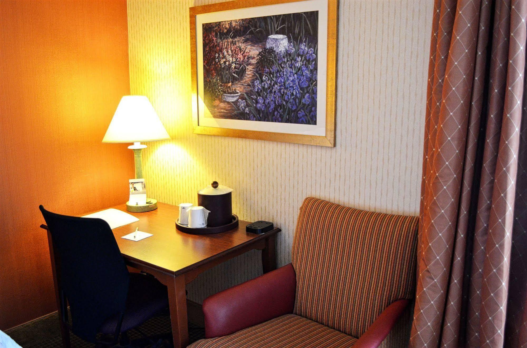 Hampton Inn By Hilton Harrisburg West Меканиксбърг Екстериор снимка
