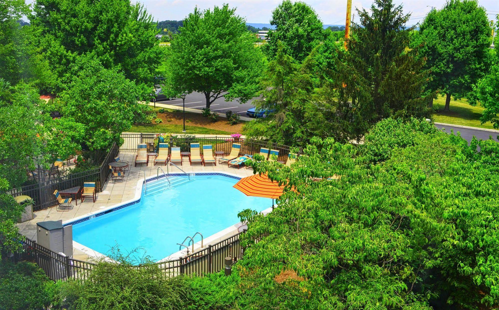 Hampton Inn By Hilton Harrisburg West Меканиксбърг Екстериор снимка